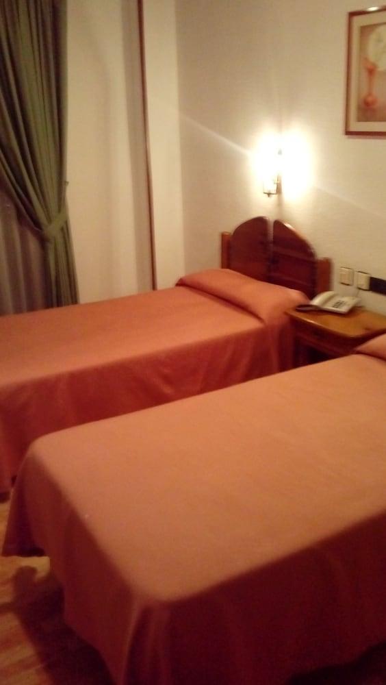 Hotel Elena María 2*